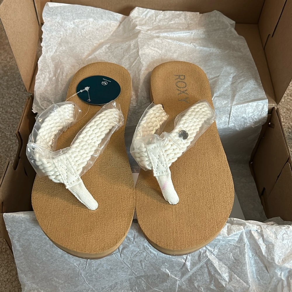 Brand new Roxy knit sandals